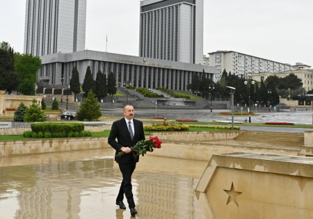 Prezident Həzi Aslanovun məzarını ziyarət edib - FOTO