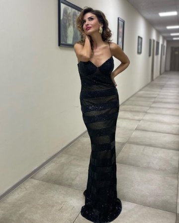 Leyla Quliyeva dekolteli geyimdə paylaşım etdi - FOTO