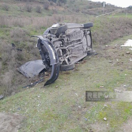 Bakı-Quba yolunda ağır qəza: Bir ailənin üç üzvü xəsarət aldı - FOTO