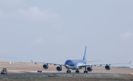 AZAL-ın təyyarəsi Zəngilan Beynəlxalq Hava Limanına texniki eniş icra edib - FOTO