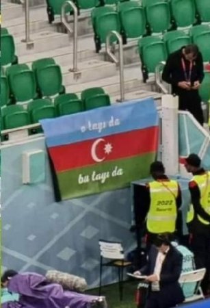 İran millisinin oynadığı stadionda Azərbaycan bayrağı açıldı: "O tayı da, bu tayı da" - FOTO