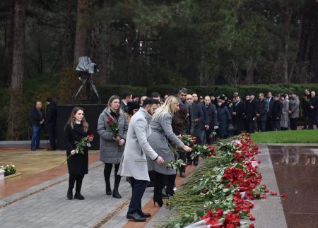 MEDİA-nın nümayəndələri Ümummilli Lider Heydər Əliyevin məzarını ziyarət ediblər - FOTO